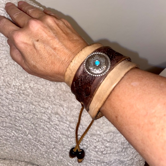 Handmade leather cuff - Picture 5 of 5